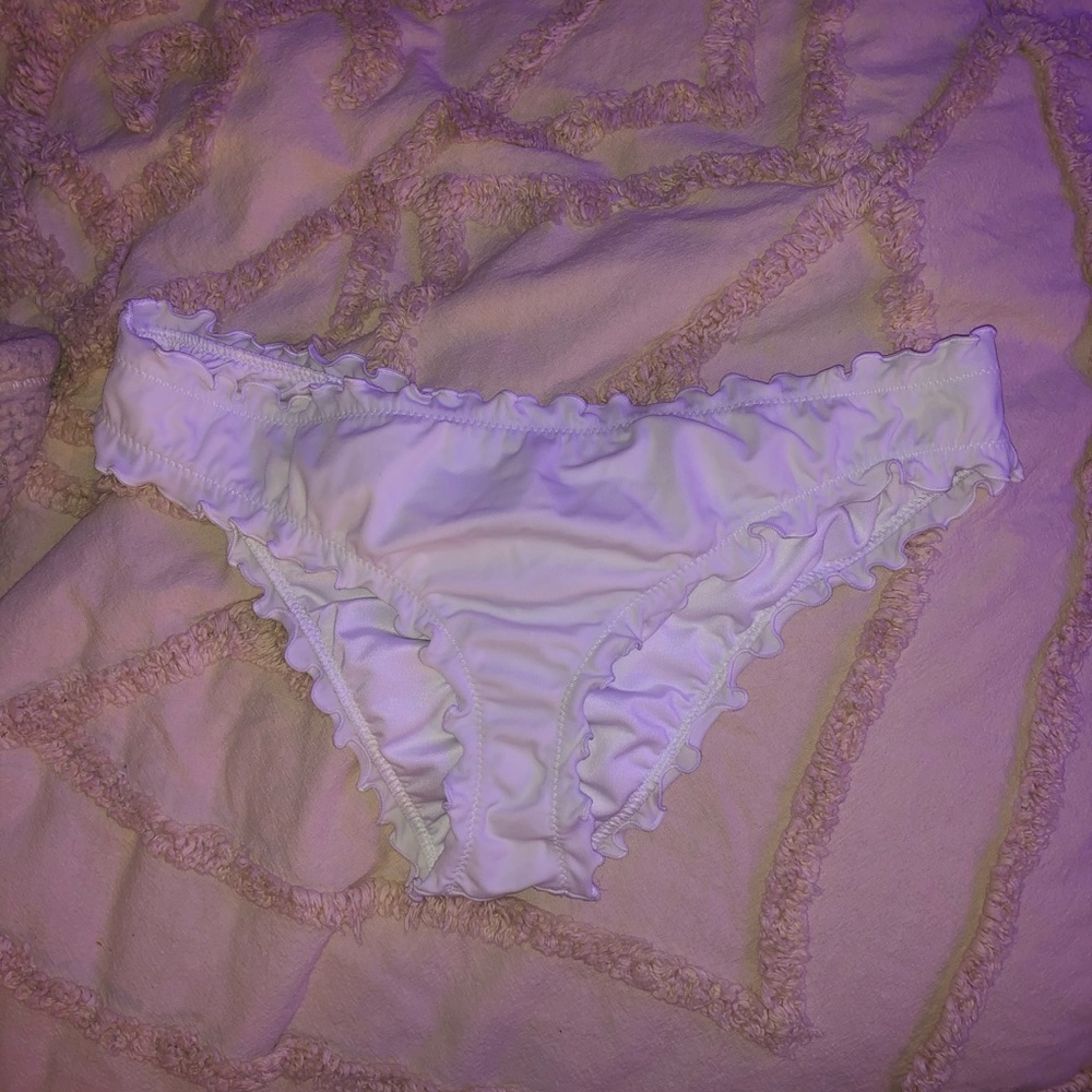 Ruffled bikini bottoms